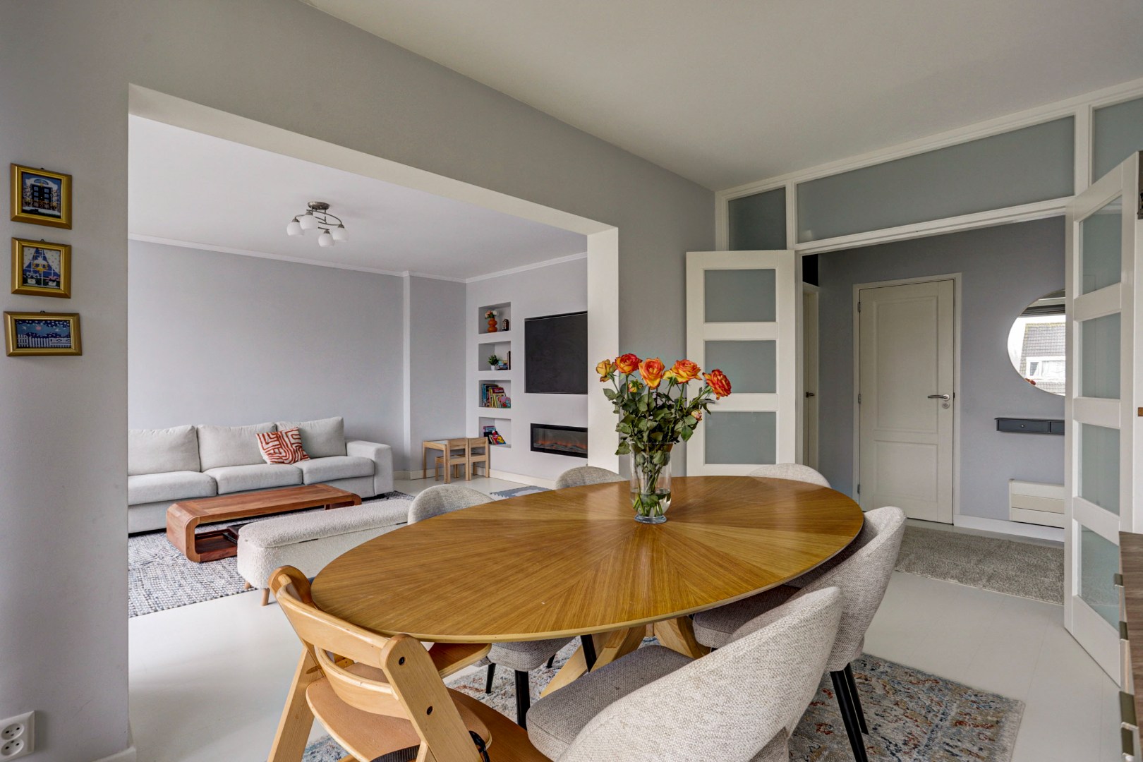 Instapklaar en verzorgd  3-(voorheen 4) kamer hoek- appartement op de tweede verdieping met 2 slaapkamers, 2 balkons, moderne keuken en is gelegen op eigen grond. 