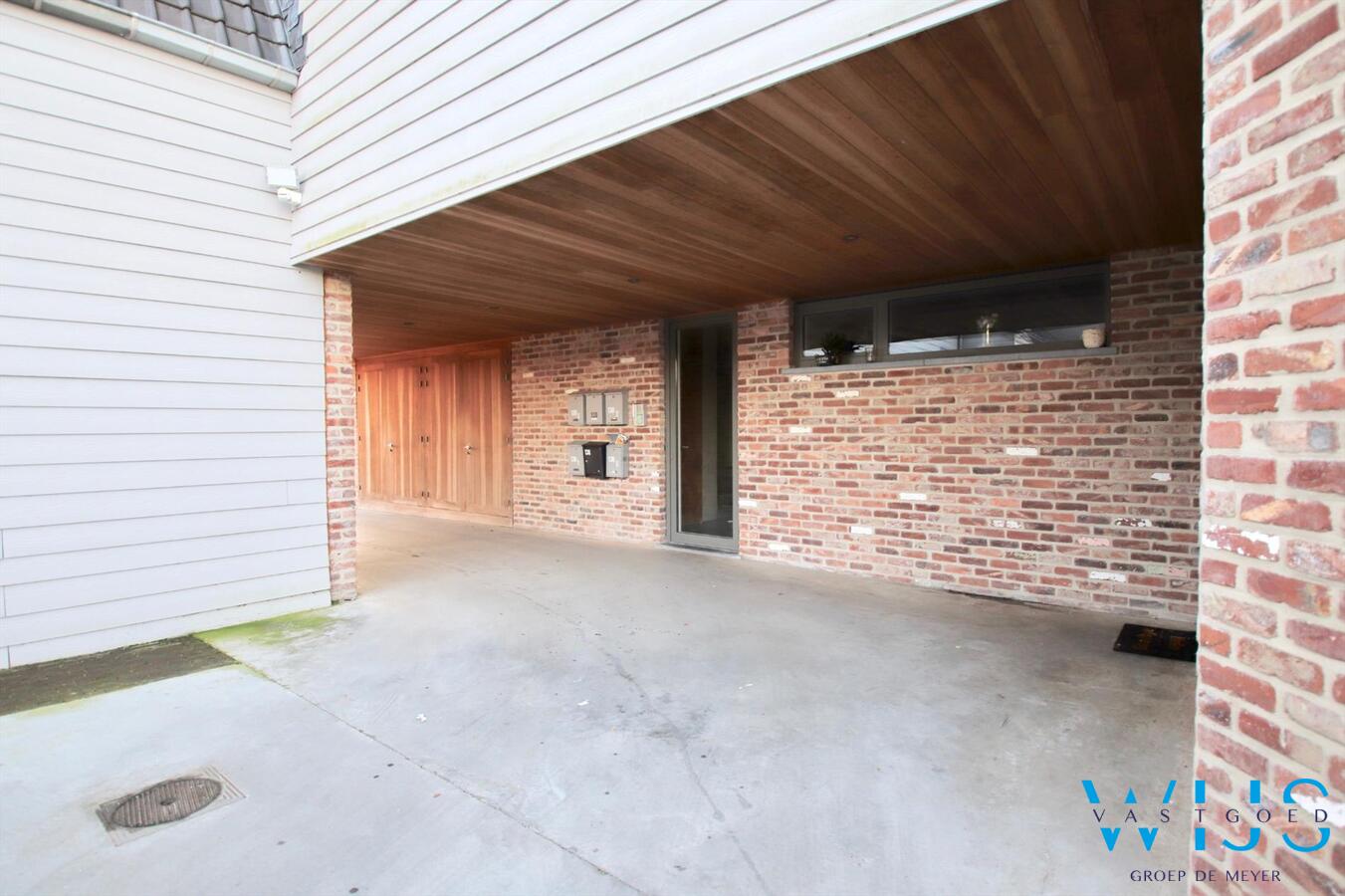 Recent tweeslaapkamer appartement met zonneterras &amp; garage te BASSEVELDE! 