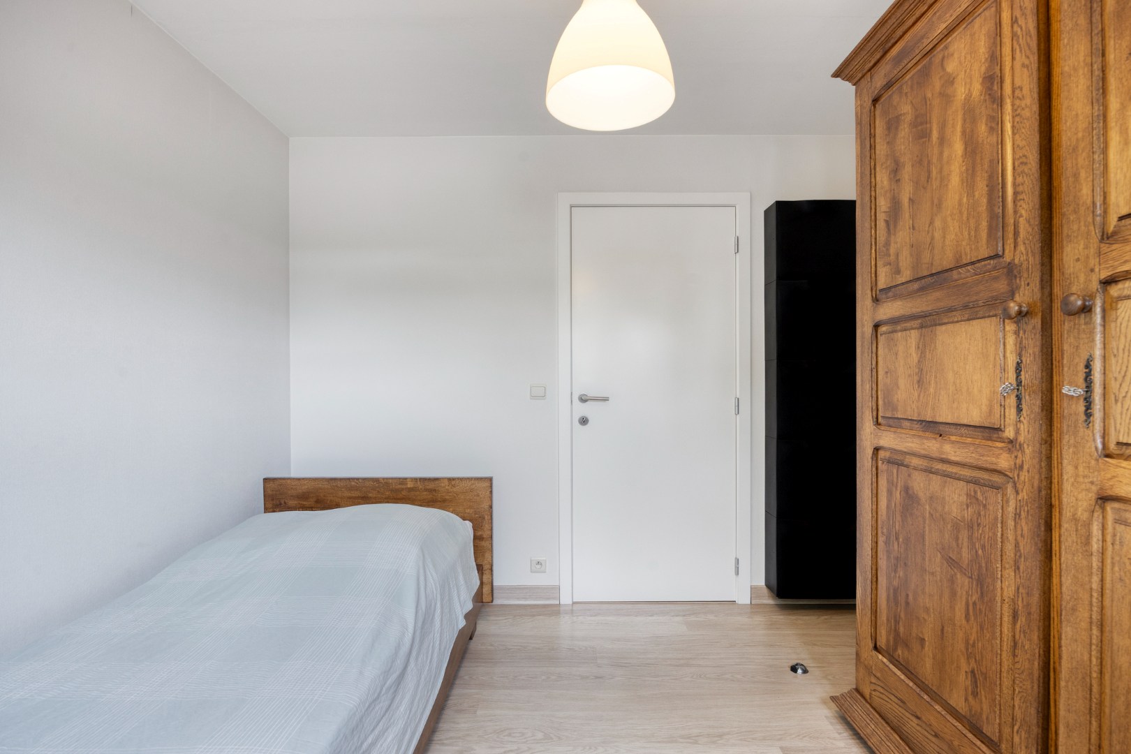 Gelijkvloers appartement met 2 slpk, 2 parkings en 2 kelderbergingen. 
