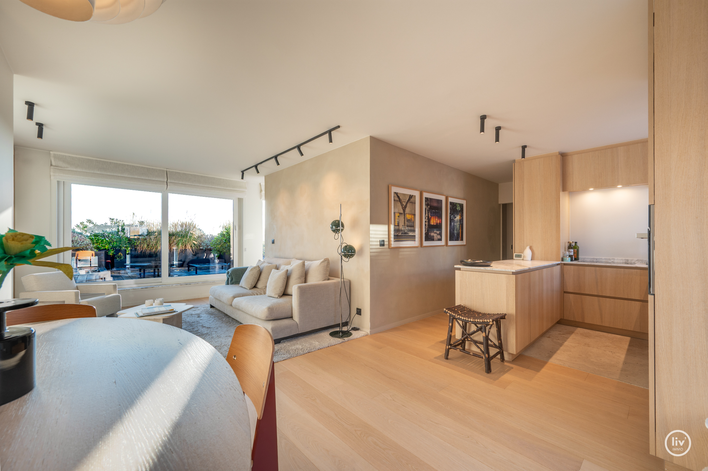 Voici la traduction en français :Appartement lumineux et également en penthouse, idéalement situé entre le Zoute et le centre commercial (possibilité d'acquérir une place de garage à proximité de l'ap 