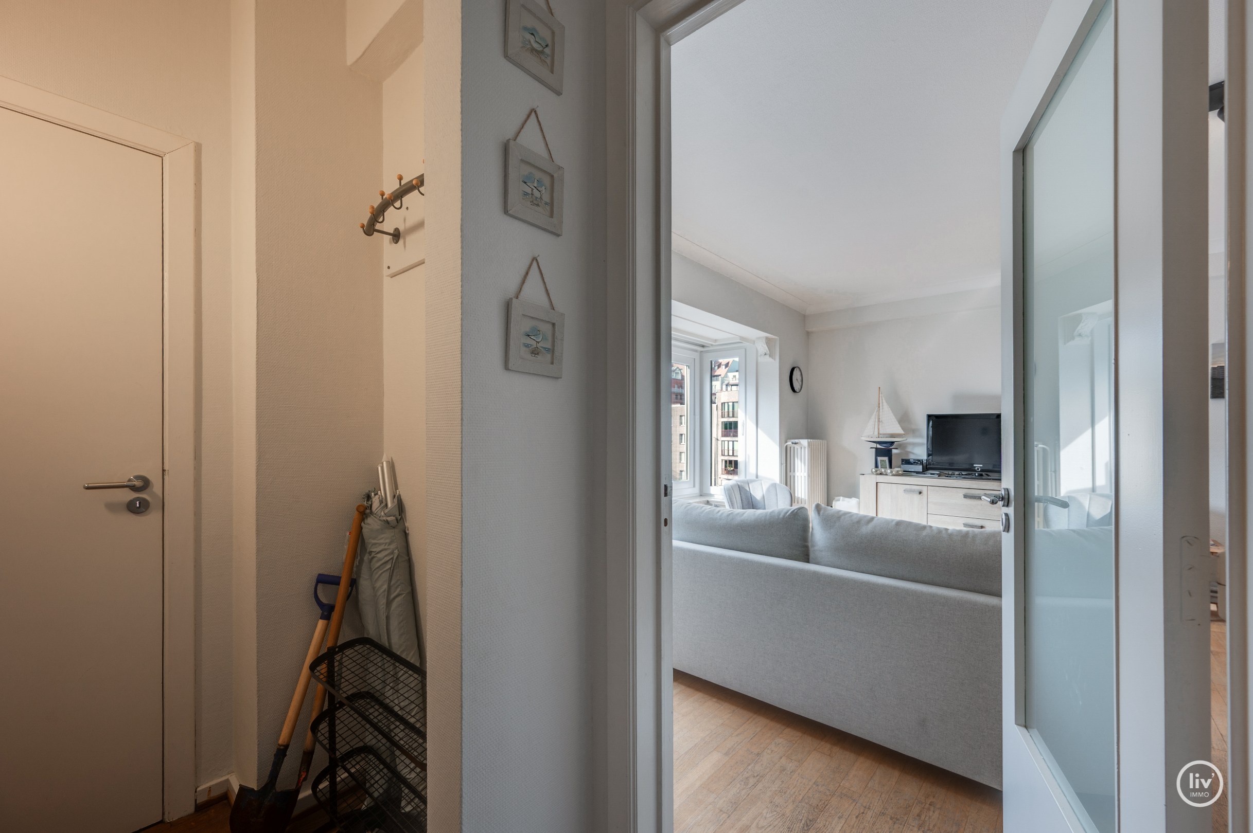 Instapklaar appartement met 2 slaapkamers nabij strand en Lippenslaan te Knokke. 