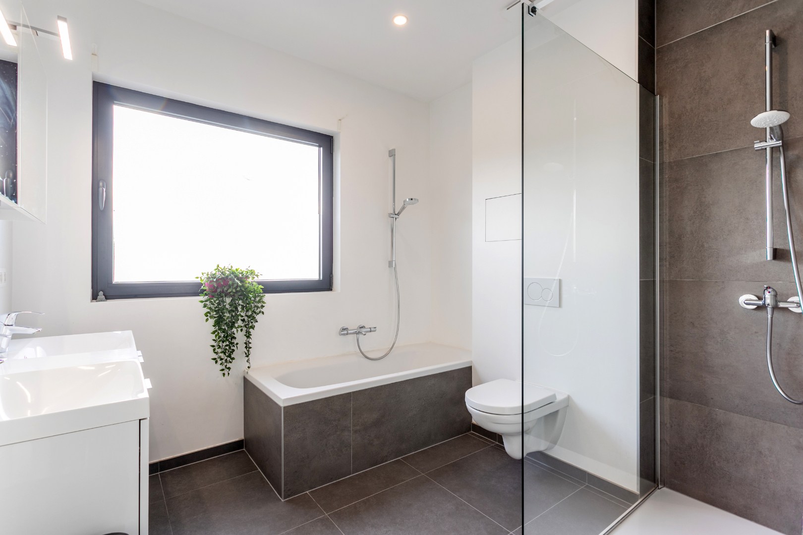 Instapklare woning met 4 slpk, tuin en parking 