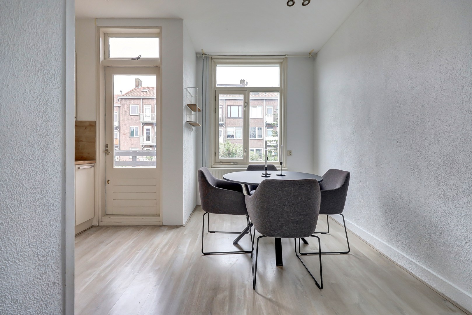 Sfeervol en karakteristiek jaren '30 bovenwoning met prachtige glas-in-lood details, 2 goede slaapkamers, ruime keuken en badkamer en gelegen op eigen grond! 