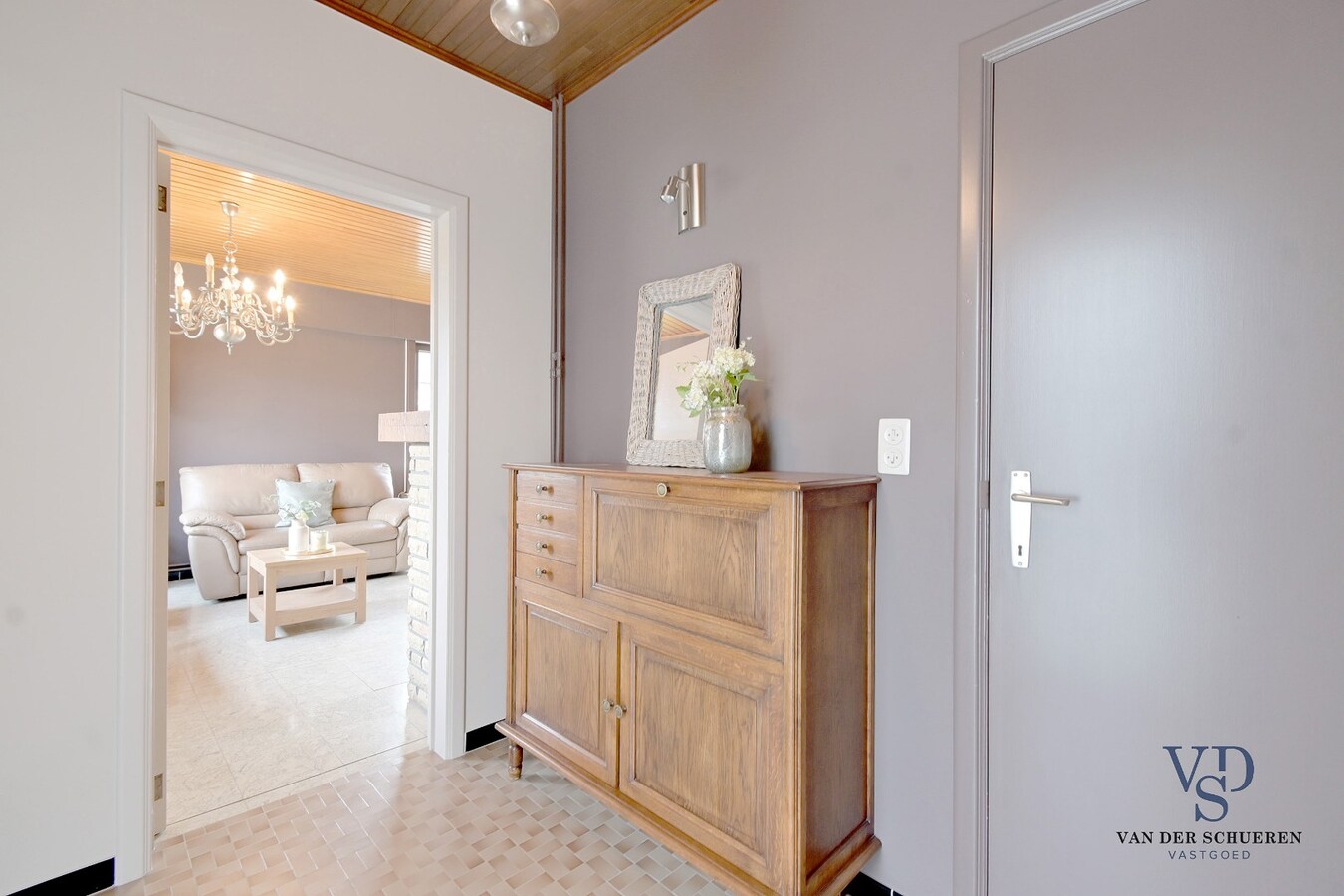 Gelijkvloerse woonst, in een residentiële wijk. 