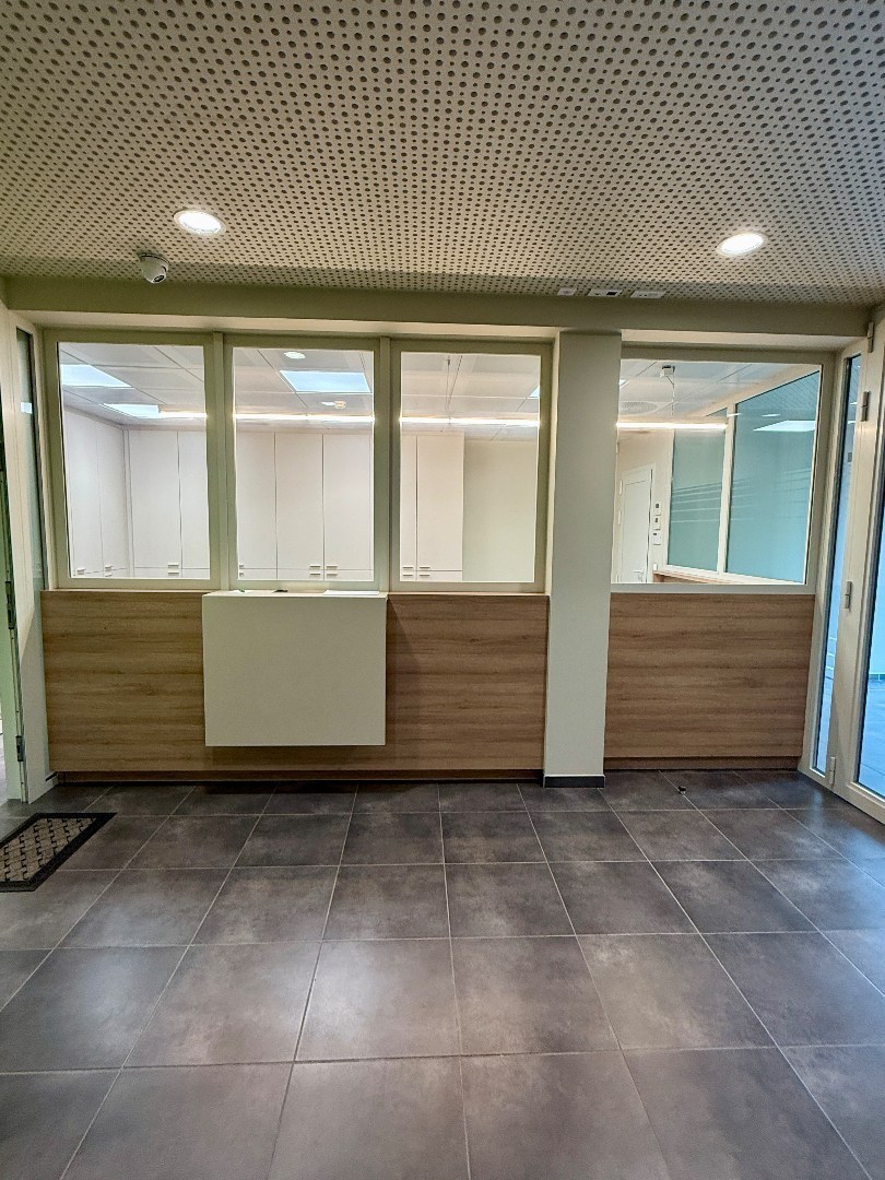 Modern handelpand/kantoor in centrum Oostakker (Gent) 