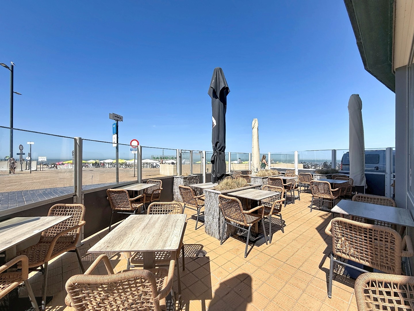 Restaurant / Salon de thé magnifiquement rénové - Emplacement exceptionnel en bord de mer - Terrasse ensoleillée 