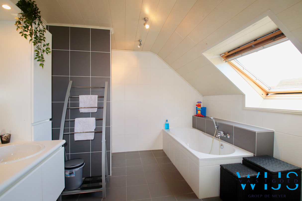 Instapklaar woonhuis in een rustige woonwijk te EEKLO ! 