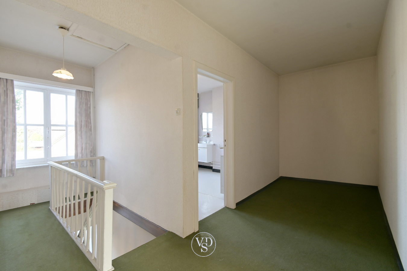 Degelijke woning met mogelijkheden, nabij centrum Zingem. 