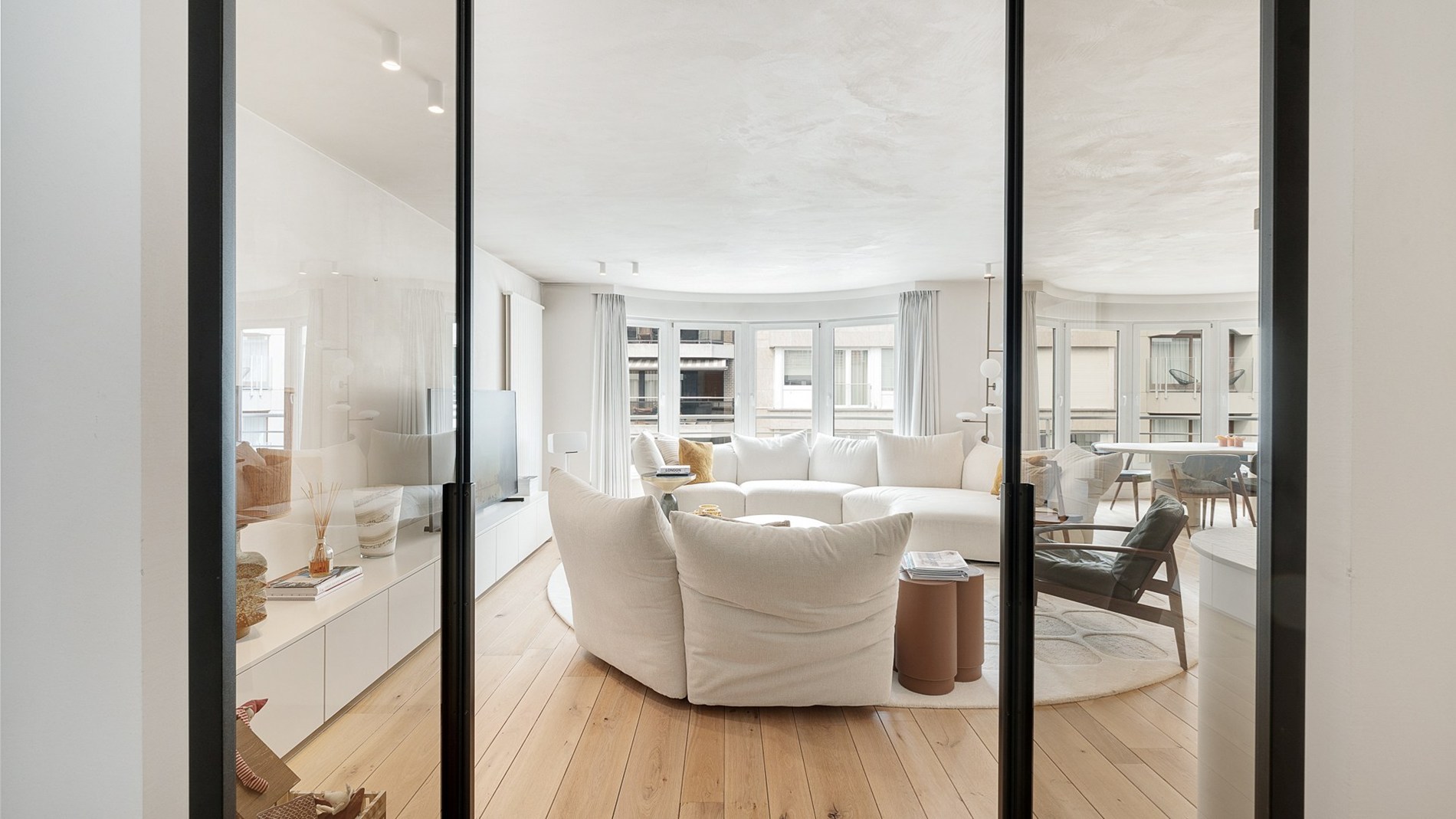 Ruim appartement van 138 m² gelegen op de Jozef Nellenslaan te Knokke en combineert ruimte, lichtinval en comfort. 