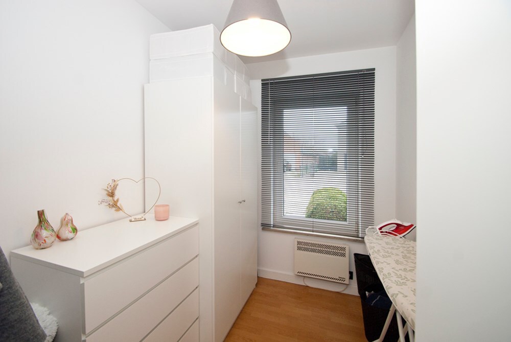 Instapklaar gelijkvloers - 2 slpks - ruim terras - parking 