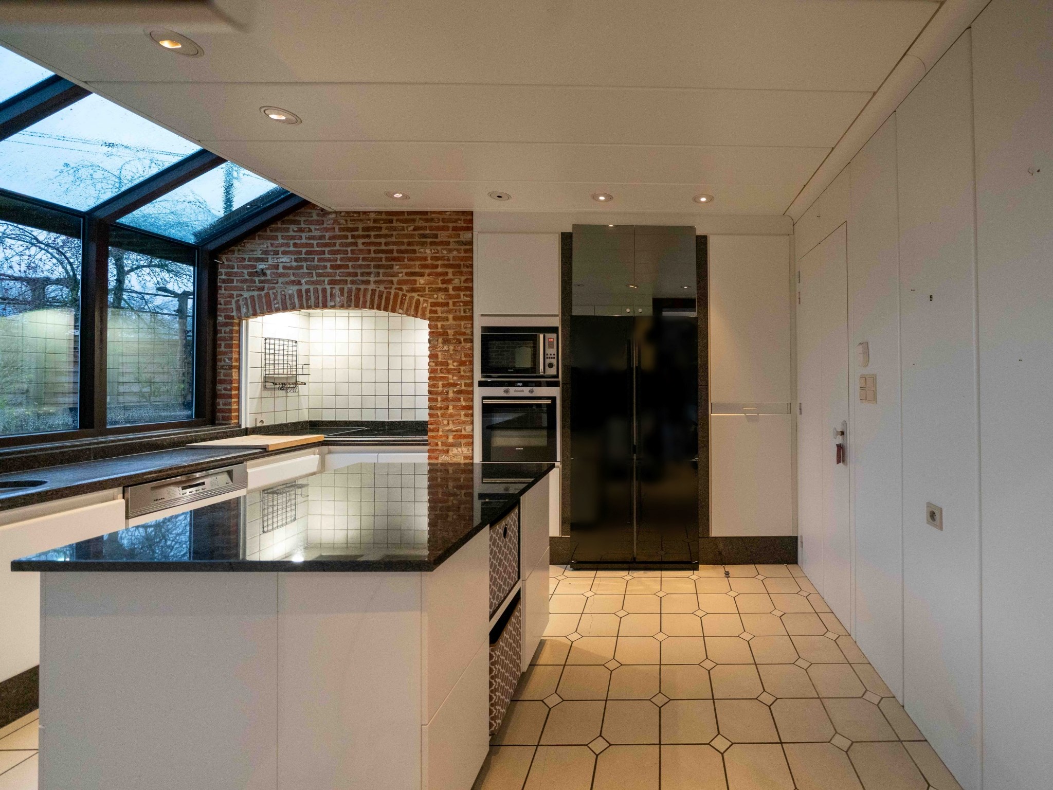 Villa met dubbele garage verscholen in het groen 