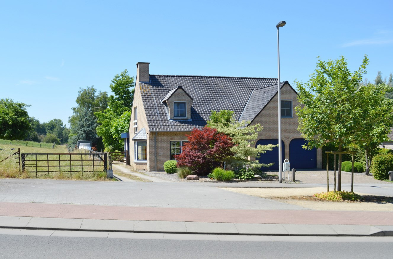 Mooie gezinswoning met stalgebouw en piste op ca. 5400m² te Dworp 