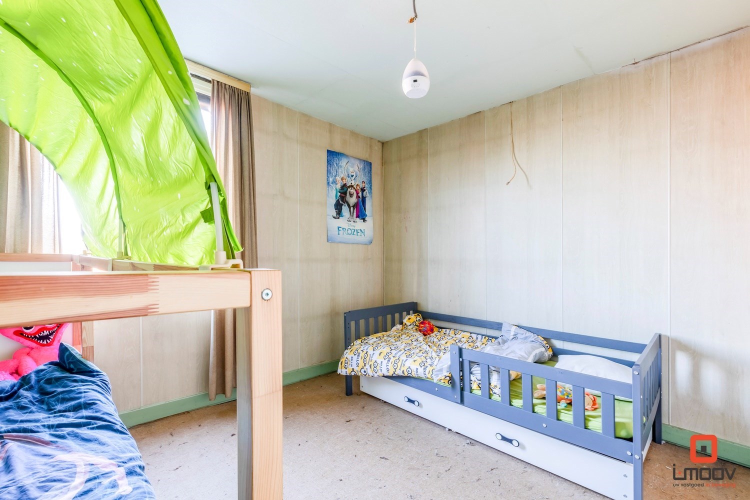 Te renoveren eengezinswoning met voldoende parkeermogelijkheden. 