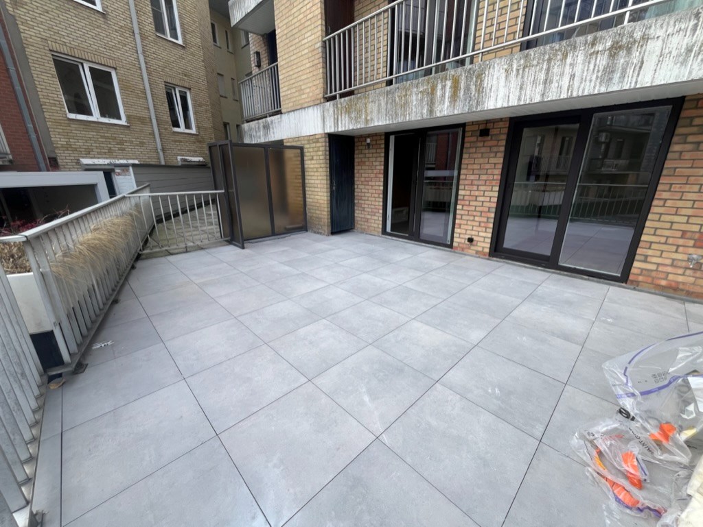 Exclusief gerenoveerd appartement met 3 slaapkamers te koop vlak bij het Albertstrand en het Lichtorenplein. 