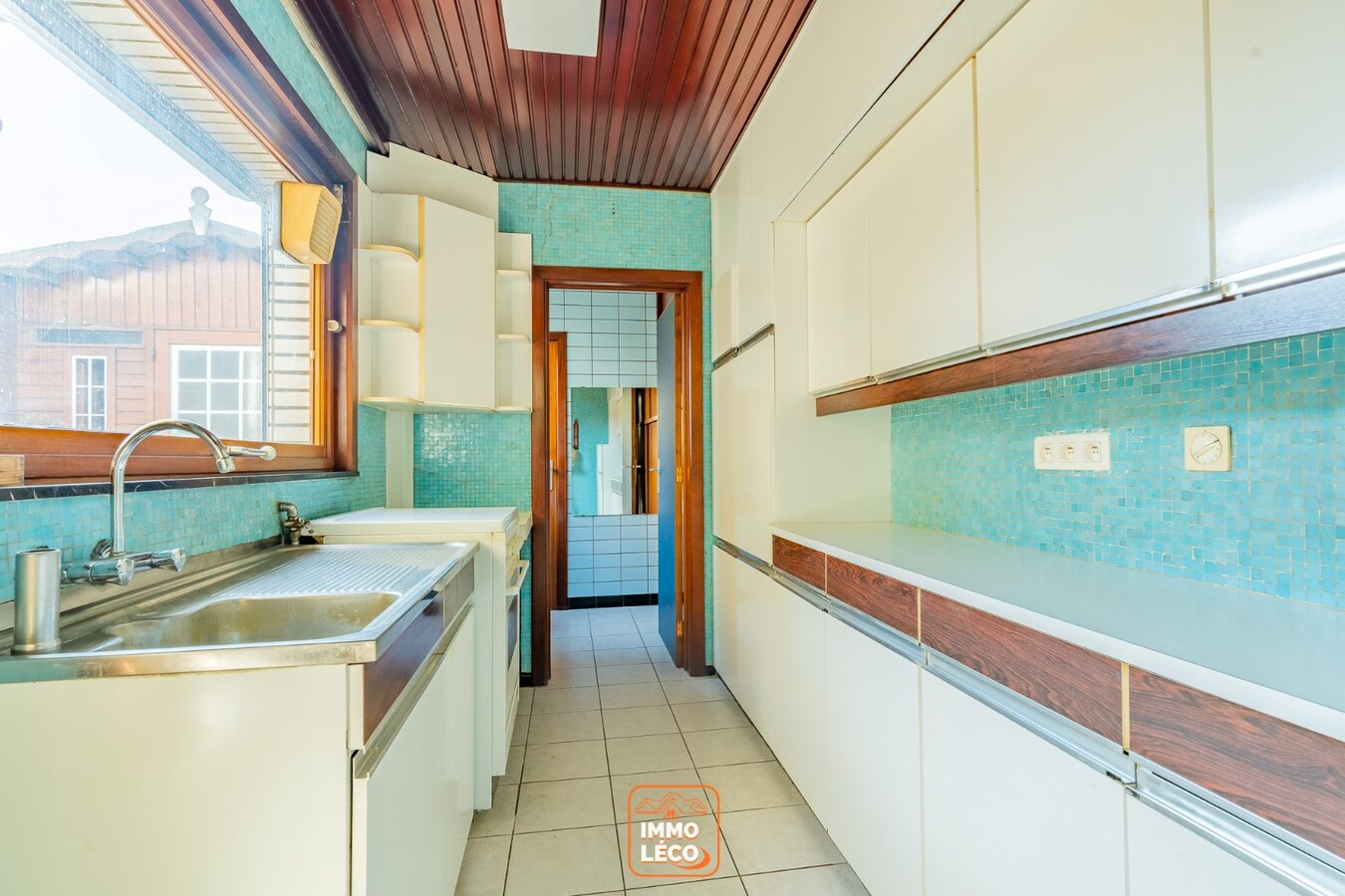 Maison offrant un excellent potentiel avec terrasse et garage inclus, dans une rue calme proche du centre-ville ! 