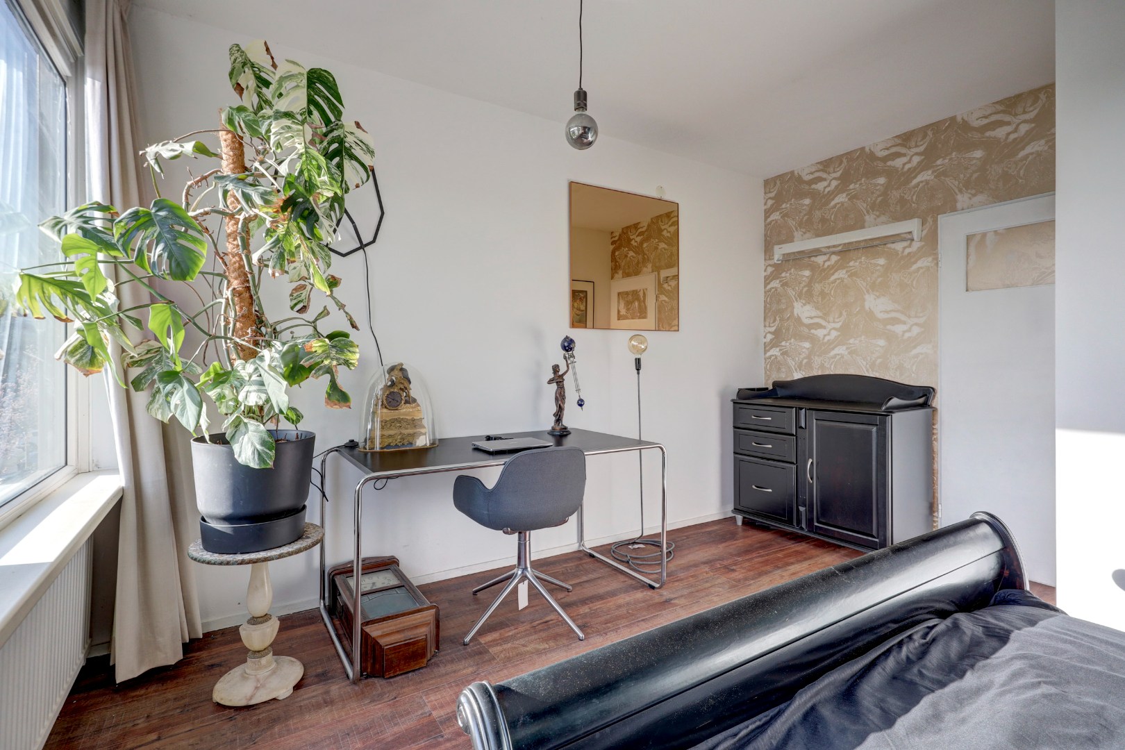 Woon-aanbieding 2 voor de prijs van één! Verrassend ruime 5-kamer woning, zonnige achtertuin, 2 keukens, 2 badkamers, parkeergelegenheid voor de deur.. 