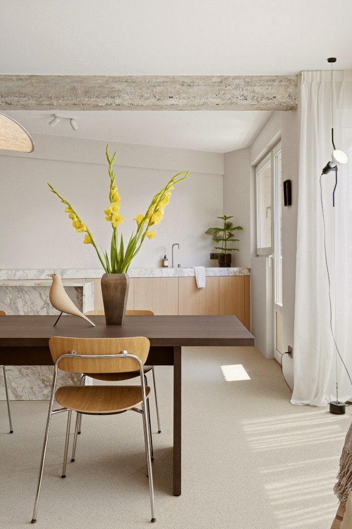 Stijlvol gerenoveerd stadsappartement met maatwerk, 2 slaapkamers en veel bergruimte 