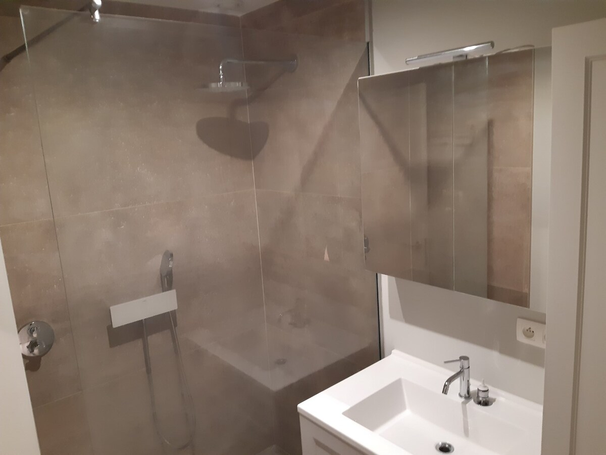 Uitstekend gelegen BEN-appartement in hartje Asper. 