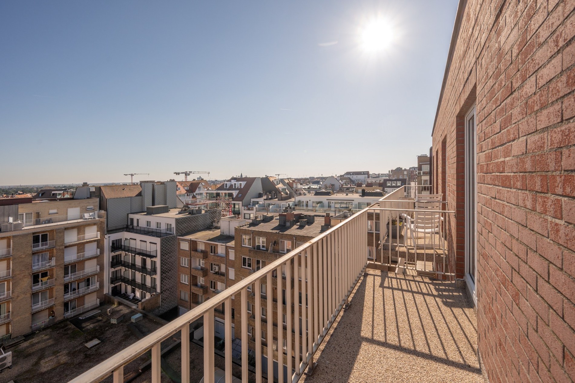 Prachtig gerenoveerd en instapklaar appartement met 3 slaapkamers en frontaal zeezicht, gelegen in een prestigieuze residentie op de zeedijk in het Zoute. 
