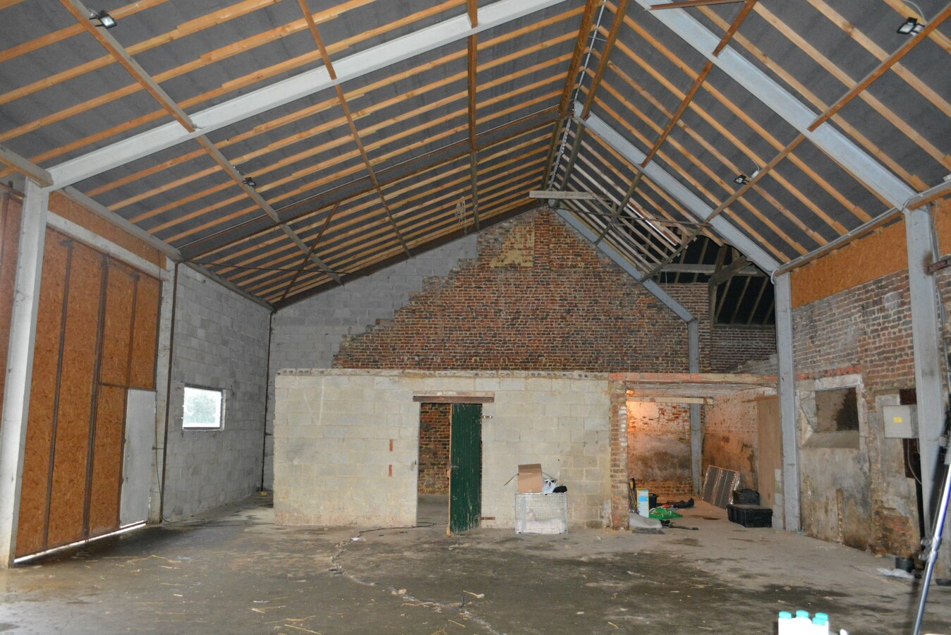 Hedendaagse woning met loods en bijgebouwen op 2.200 m² 