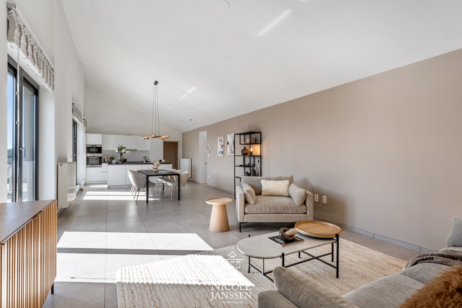 Leefruimte met open keuken 