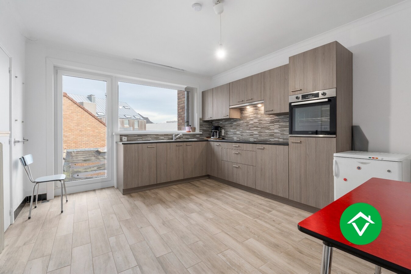 Veelzijdig handelspand met woonst en twee verhuurde appartementen in centrum Aartrijke 