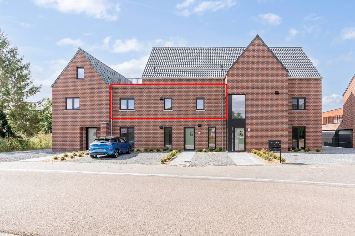 Appartement met twee slaapkamers, ruim terras en garage. 