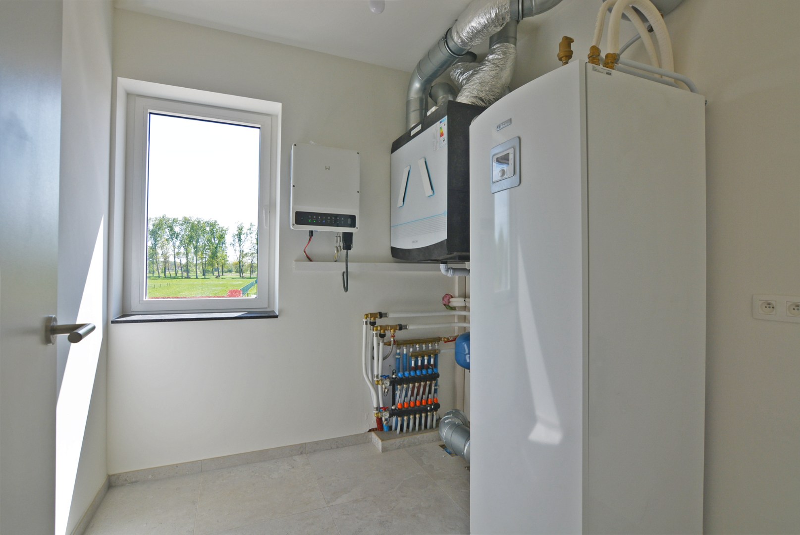 Moderne, energiezuinige, halfvrijstaande woning met carport op 3 a 80 ca. 