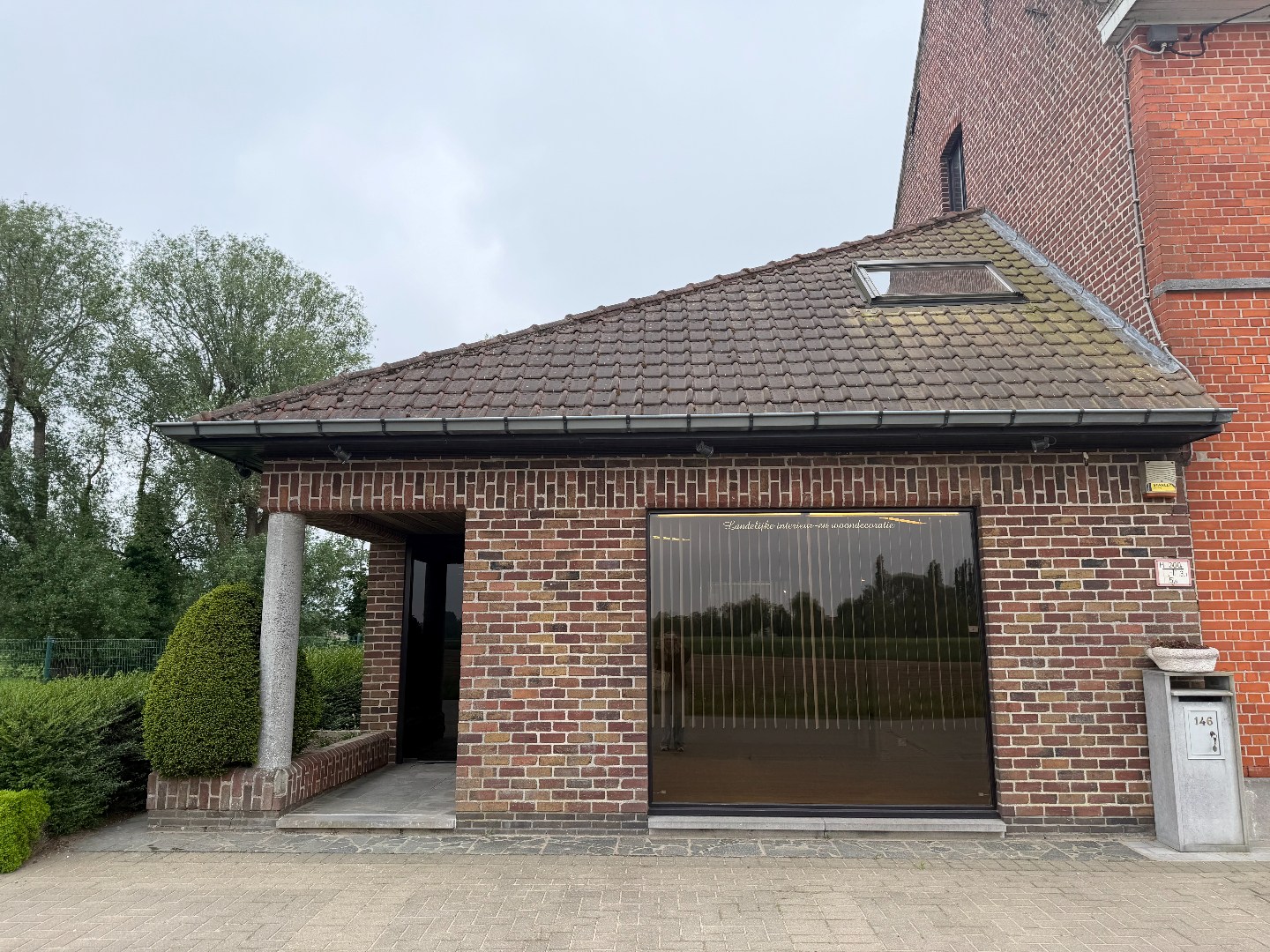 Commerciële ruimte van 134 m² met bijhorende parkingplaatsen 