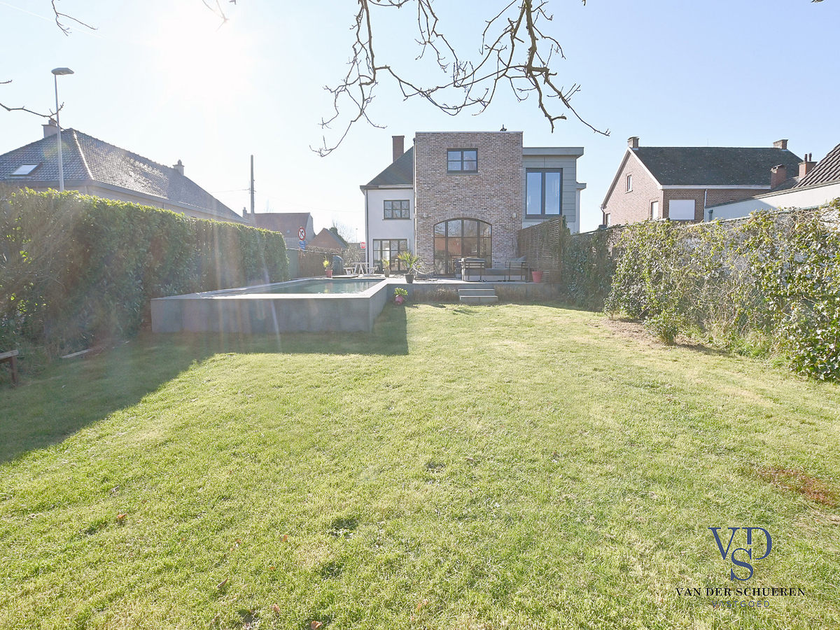 Prachtig gerenoveerde Herenwoning met zwembad te Gavere. 