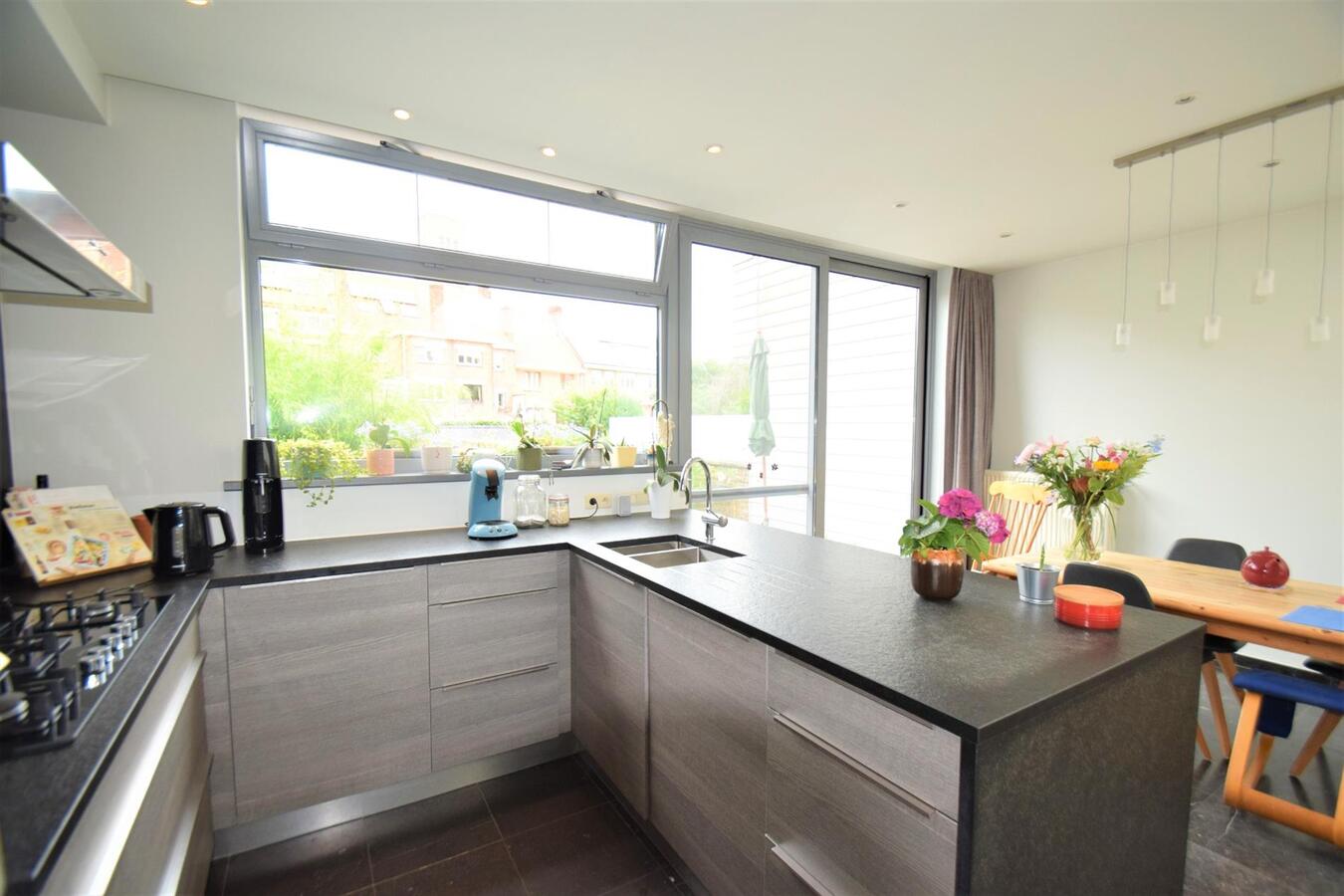 Kwalitatief gerenoveerde, ruime 4-slpk-woning met toffe stadstuin op Christus-Koning 