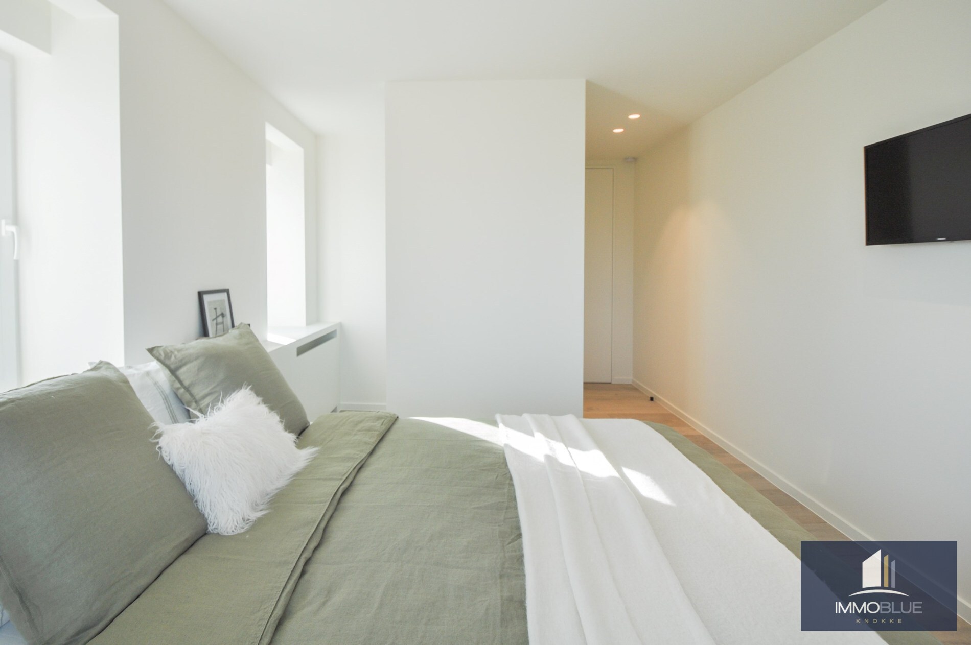 Appartement entièrement rénové et situé au calme, offrant une vue magnifique sur le Zegemeer. 