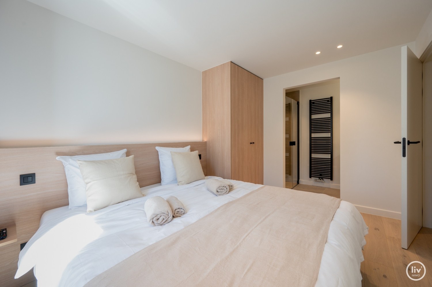 OPENDEURDAG Zaterdag 01/08 tussen 14-16u  (Lippenslaan 141): Prachtig, ruim gerenoveerd appartement met een mooie gevelbreedte van 7 m, gelegen op de Lippenslaan te Knokke. 