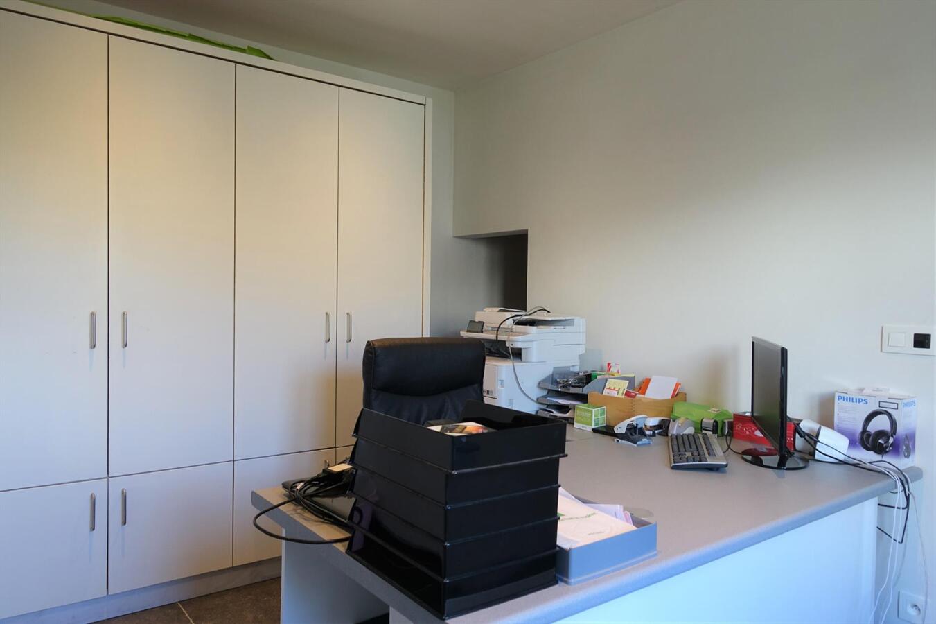 Prachtige recente villa met bijgebouw 