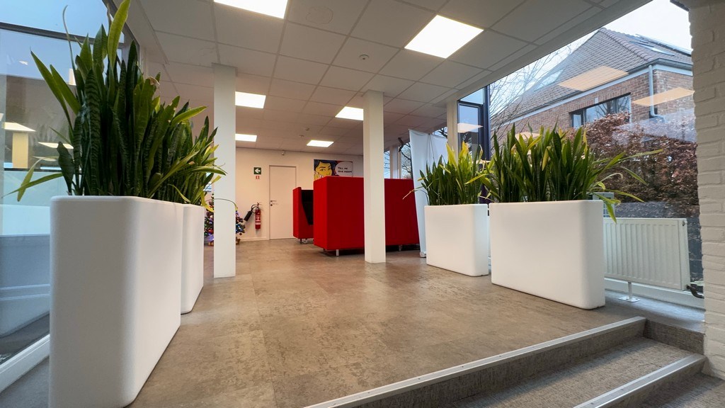 Ingedeelde kantoorruimte te huur vlakbij R4 en E40 in Drongen