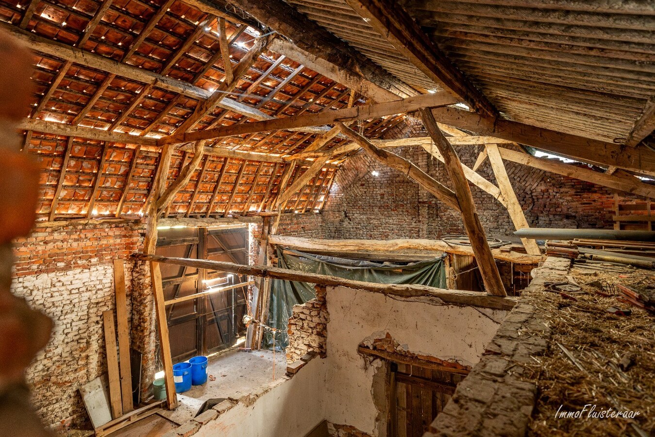 Renovatable farmhouse with stables and pastures on approximately 7 hectares in Hechtel-Eksel. 