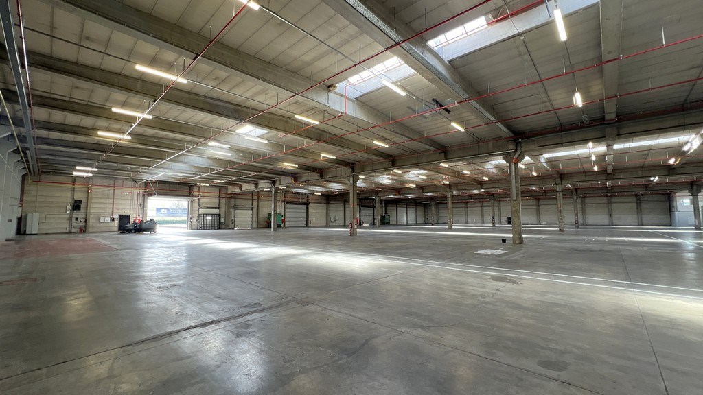 Opslagloodsen met buitenruimte te huur vlakbij afrit E17 in Sint-Niklaas