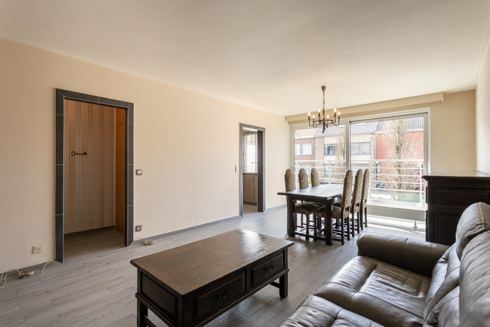 Gerenoveerd appartement met 2 slaapkamers, 2 terrassen en 2 garageboxen 