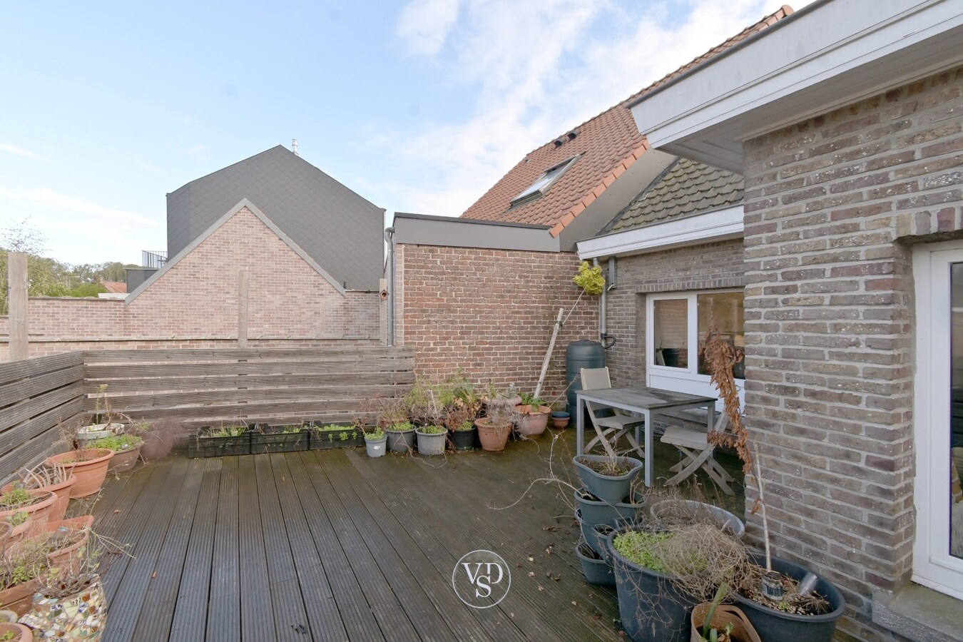 Exceptioneel ruim appartement in centrum Gavere. 