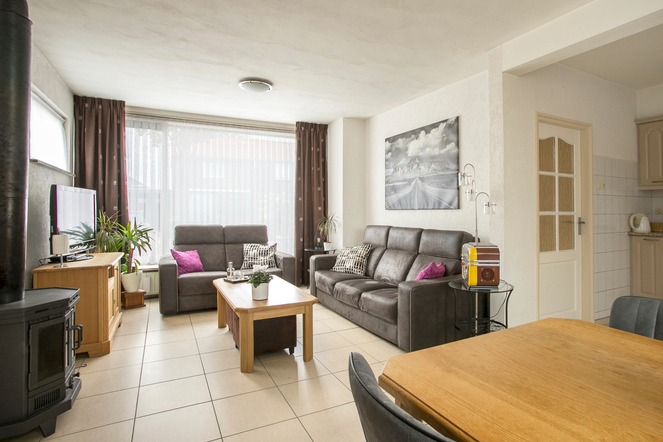 Hoekwoning met garage, carport, overkapping en bergingen gelegen op 326m2 in het centrum van Bladel. 