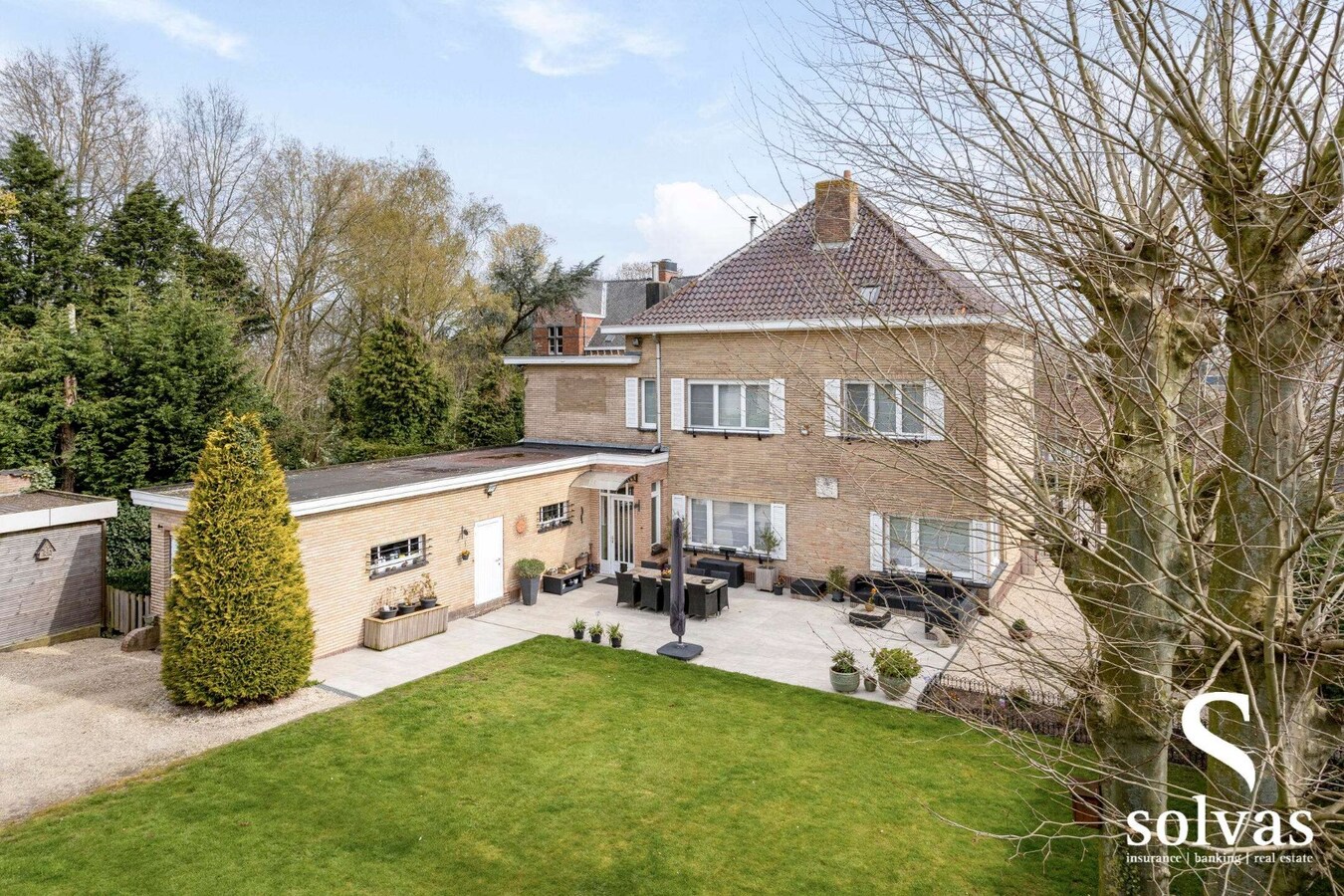 Exclusieve villa met karakter op riant perceel in hartje Zomergem 