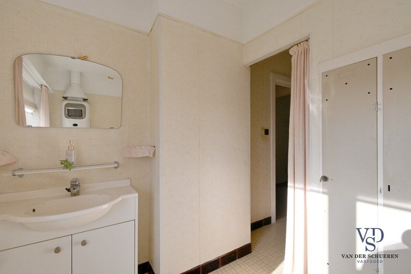 Degelijke, ruime woning (op te frissen). 