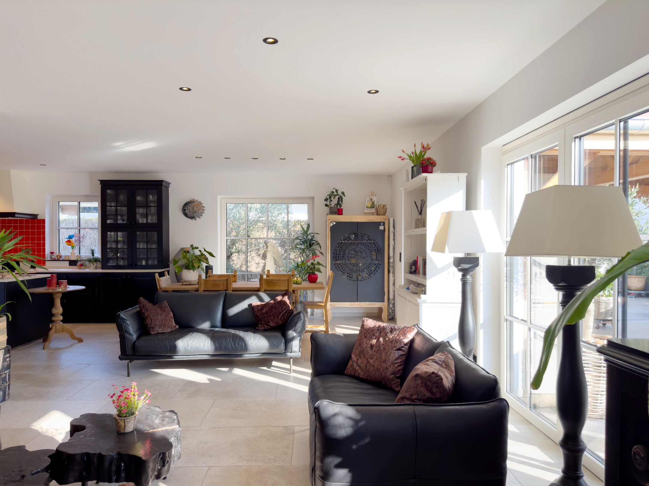 La villa récente de 2023 est située sur un terrain de 900 m², dans un havre de paix et de tranquillité. 