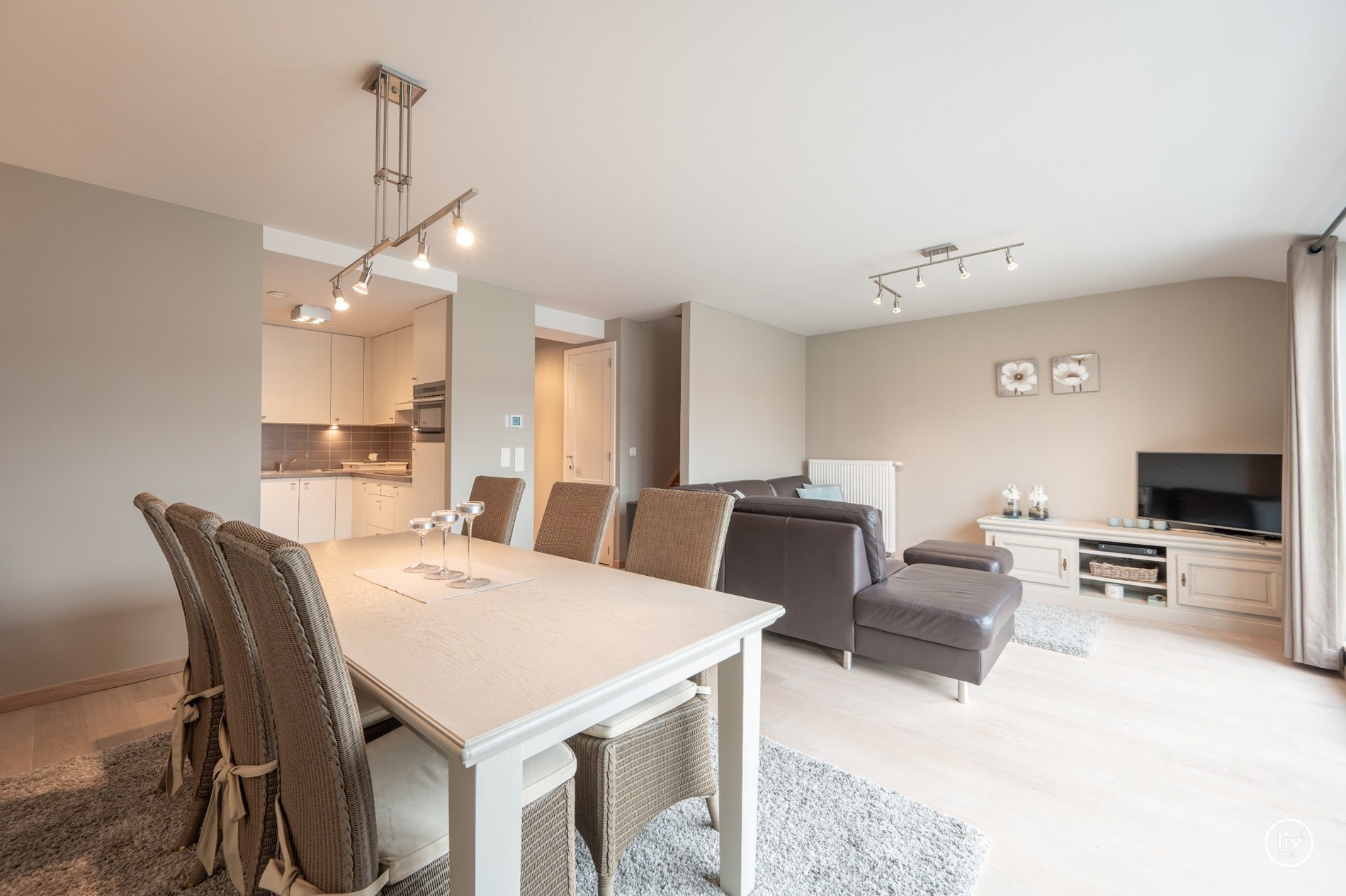 Appartement en duplex prêt à emménager à distance de marche de la digue Albertstrand et de l'avenue Lippens. 