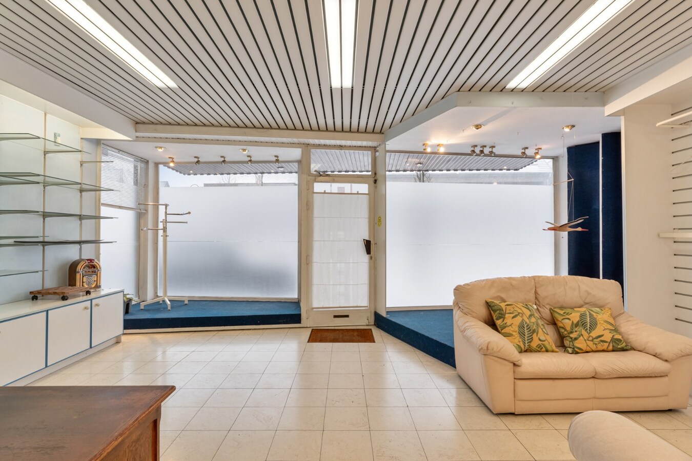 Centraal gelegen gebouw bestaande uit een handelspand op het gelijkvloers en een bovenliggend duplex-appartement! 