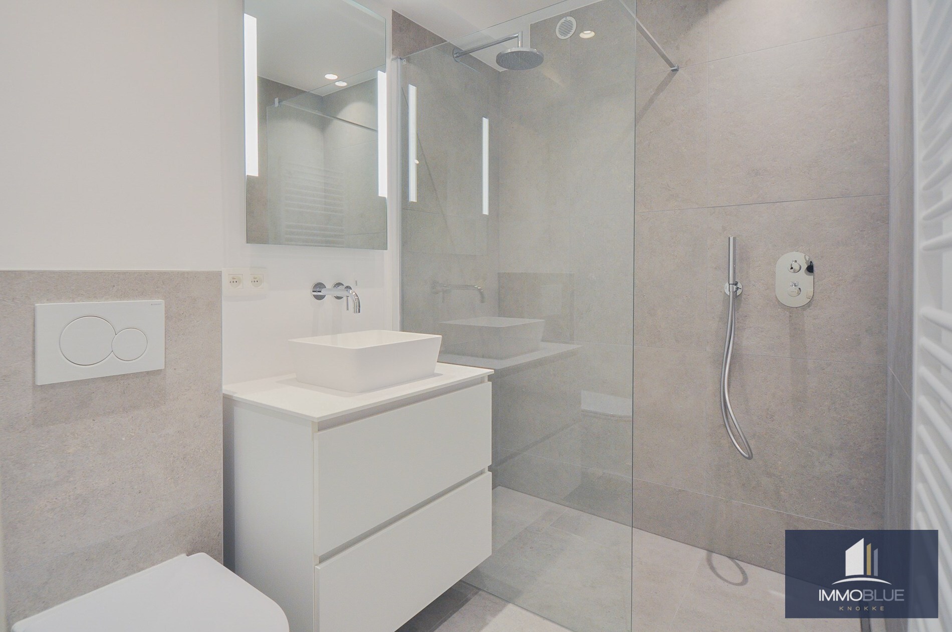 Appartement intemporel,  entièrement rénové, avec vue latérale sur la mer, situé au Zoute. 