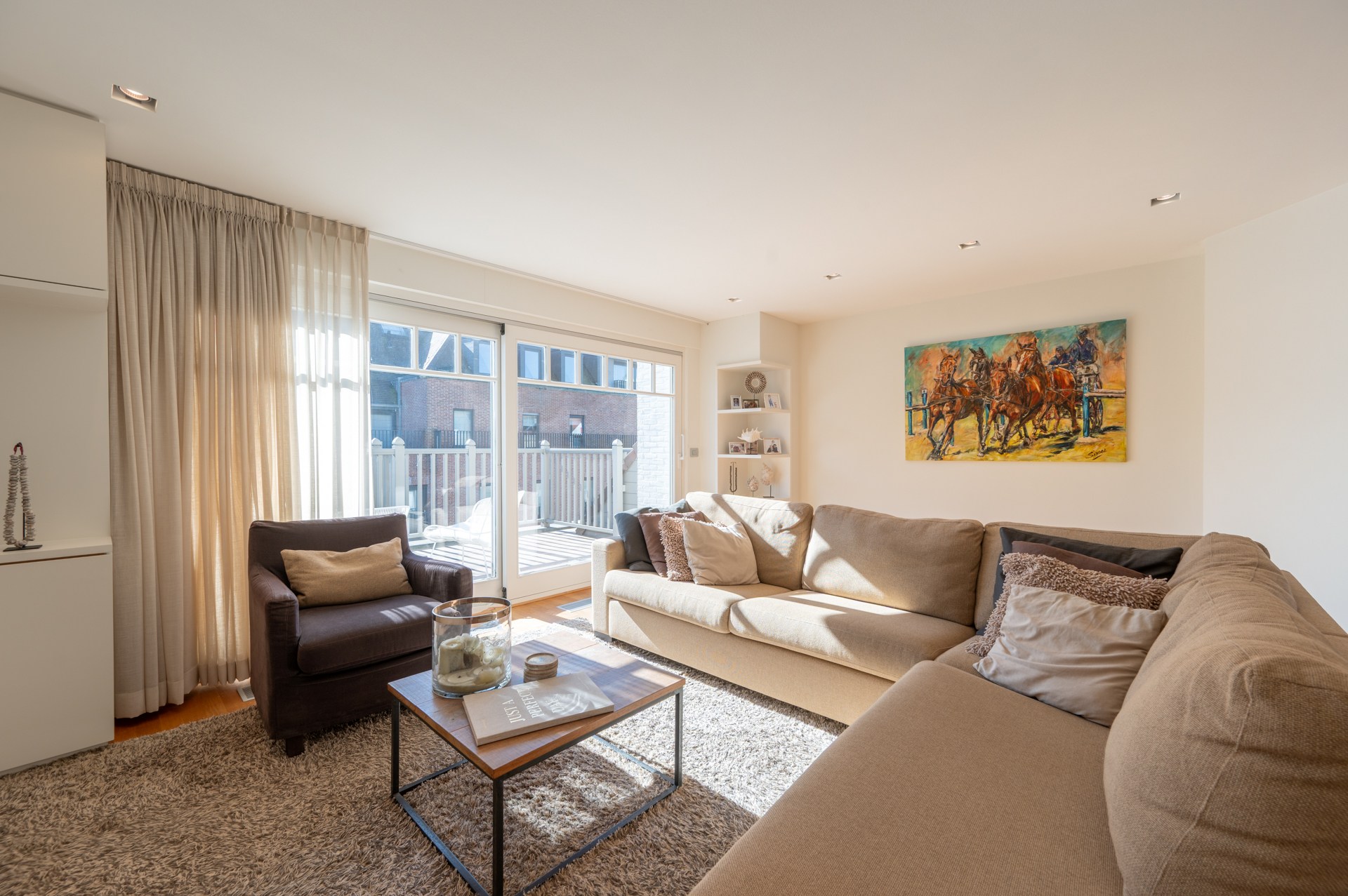 Ruim duplexappartement  in een recent gebouwde residentie in het levendige centrum van Knokke, op korte wandelafstand van het strand. 