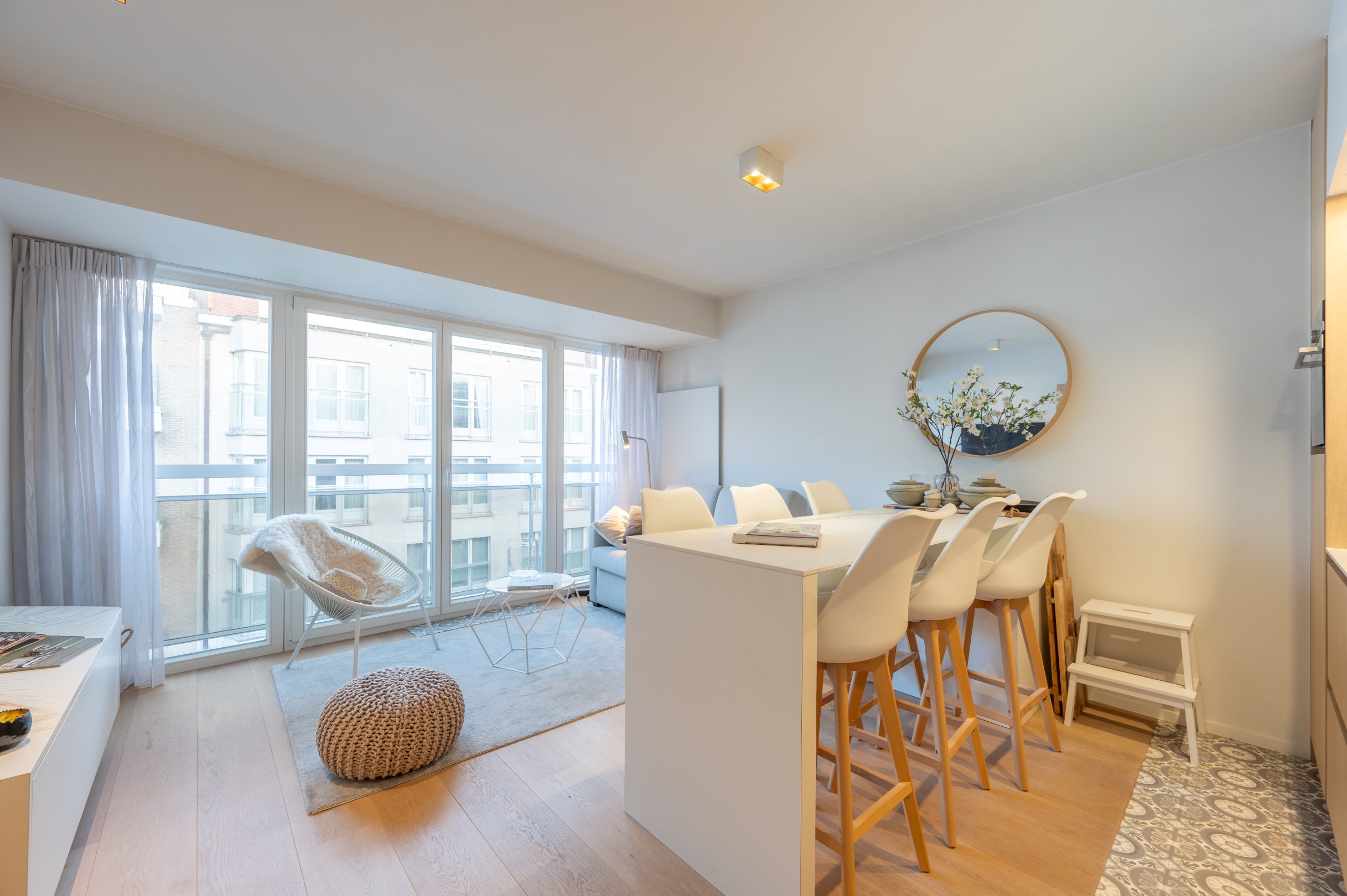 Appartement d'une chambre entièrement rénové, situé au centre près de la digue et de l'avenue Dumortier. 