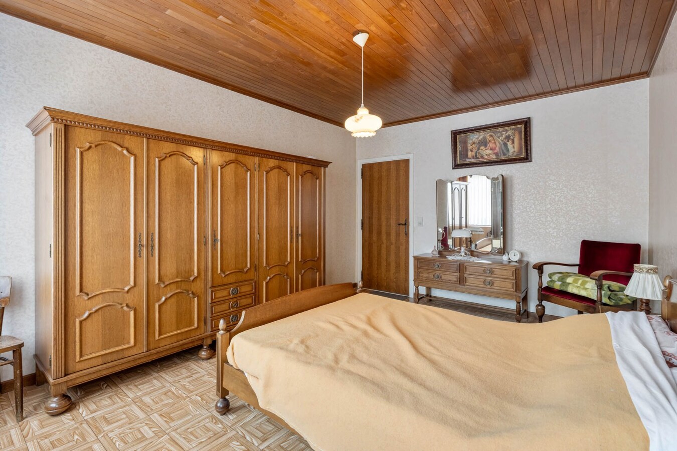 Gelijkvloerse, verzorgde woning gelegen op een perceel van 6a37ca, vlakbij het centrum, scholen, wandel- en fietsroutes 