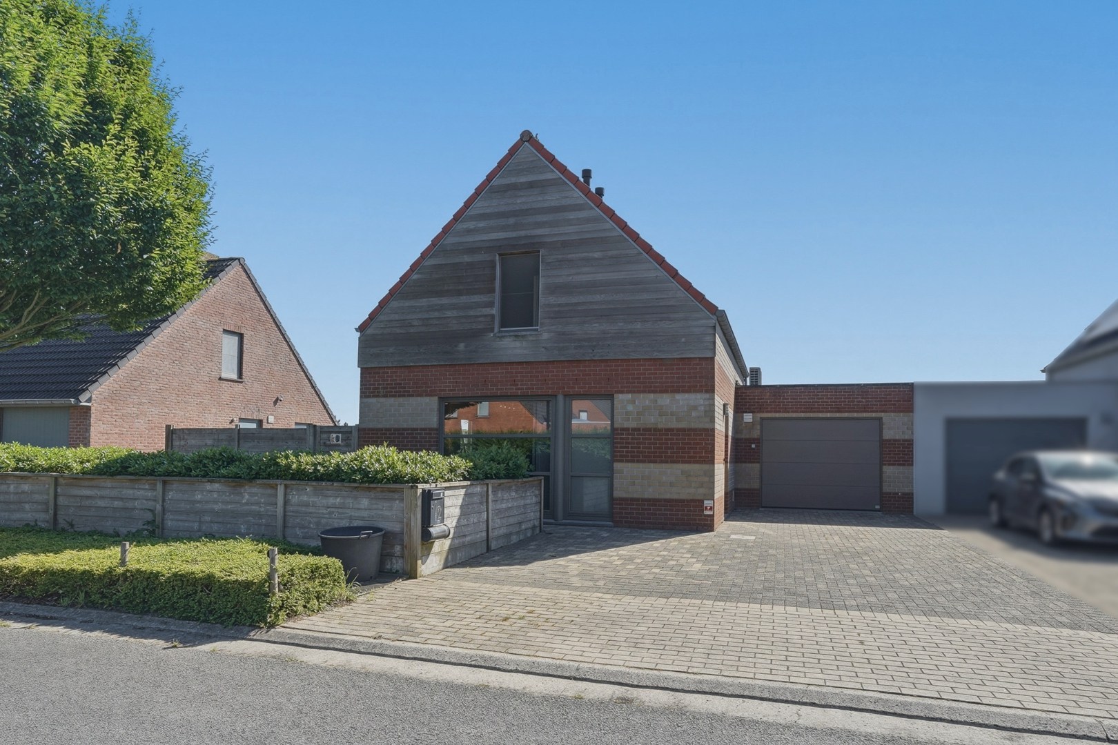 Instapklare halfopen bebouwing met 3 slaapkamers en zwembad 